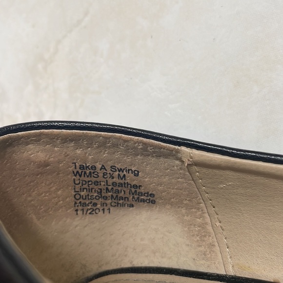 Kenneth Cole Reaction Black leather Demi Wedge with Floral appliqué brooch - Picture 7 of 11